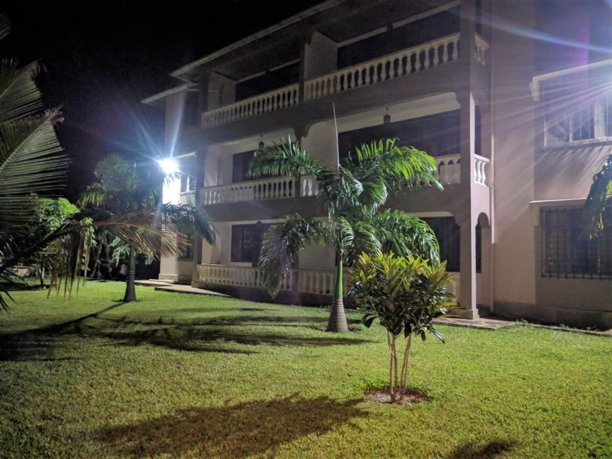 Galu Gardens Apartments Diani Beach Buitenkant foto